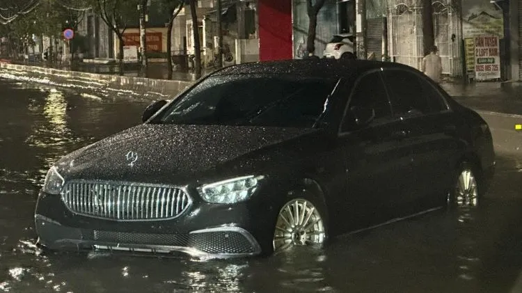 Vì sao không nên cố đề lại khi xe ô tô chết máy giữa vùng ngập?