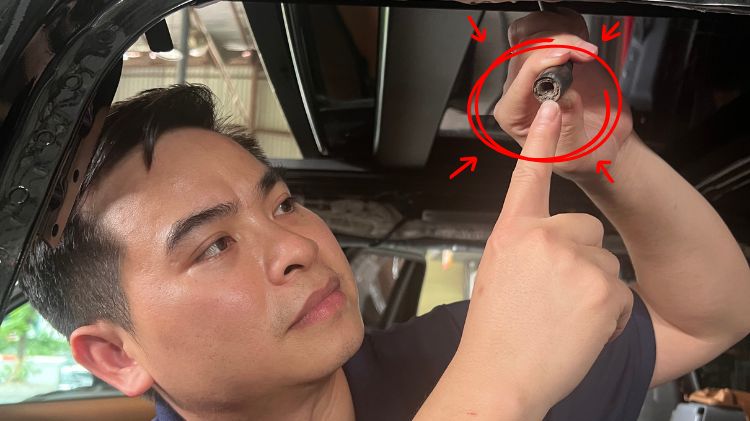 Xử lý lỗi tắc van thoát nước cửa sổ trời Range Rover gây ảnh hưởng nặng đến bộ khung cửa nóc chỉ với 6 triệu thay vì vài chục triệu