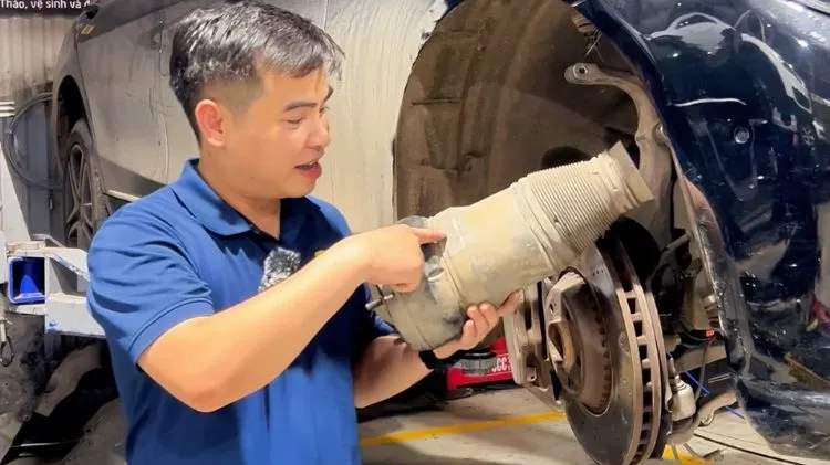 Tại sao Carplus không vá bầu hơi mà tư vấn thay bầu hơi giảm xóc rời?