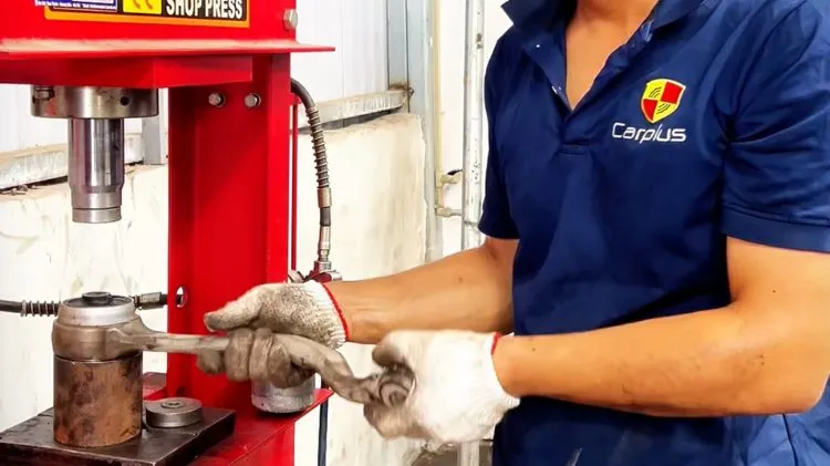 Tại sao nên ép bạc càng rời ô tô chứ không thay nguyên bộ càng cong (càng chữ A)?