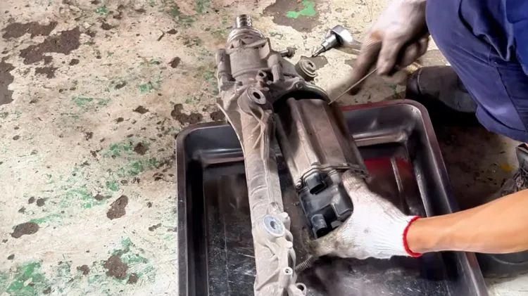 Thước lái điện ô tô bị hỏng sau mưa ngập: Nguyên nhân, dấu hiệu, cách khắc phục