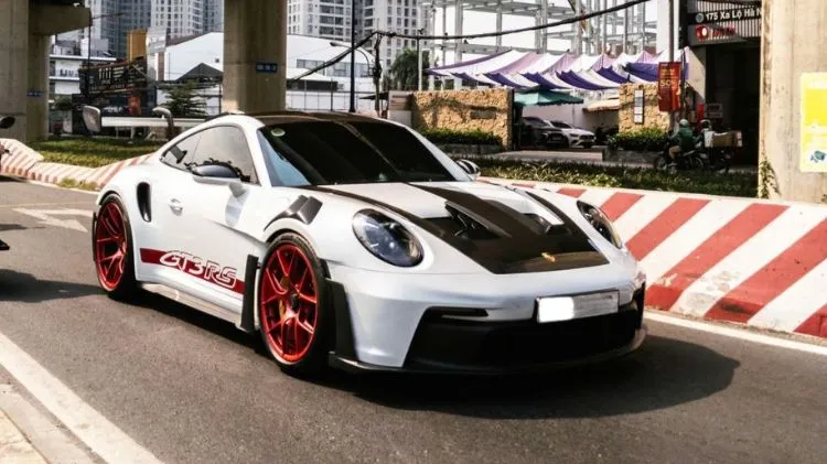/cam-nang/blog/porsche-911-gt3-rs-992-dau-tien-chinh-thuc-xuat-hien-tren-duong-pho-viet-nam-1558