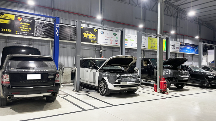 Xe Range Rover bị thuỷ kích