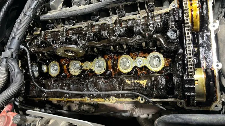 /cam-nang/cam-nang-sua-chua/dong-co-dong-can-bun-dau-“sat-thu-tham-lang”-khien-xe-chau-au-nhanh-xuong-cap-1580