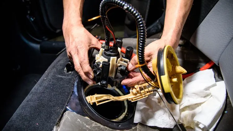 Khi nào cần thay bơm xăng ô tô? Giá thay bơm xăng xe châu Âu bao nhiêu?