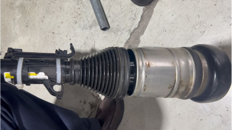 Giải pháp thay cây giảm xóc Mercedes C300 giúp chủ xe tiết kiệm hơn 50 triệu