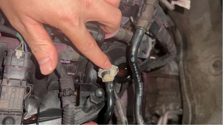 Audi 5 cứu hộ giữa đường vì vỡ đầu van đường ống nước mát