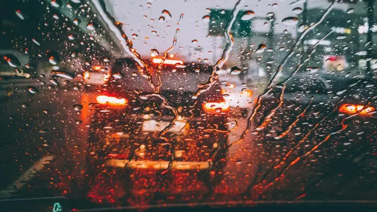 /cam-nang/blog/10-luu-y-lai-xe-an-toan-khi-mua-to-giong-bao-–-tai-xe-nhat-dinh-phai-biet-1451