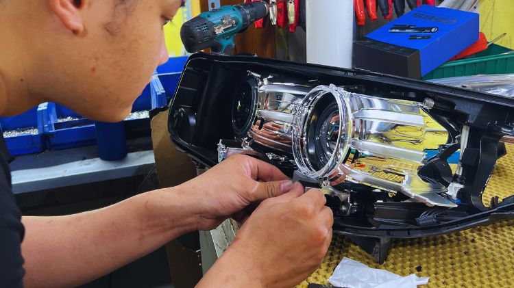 Sửa lỗi đèn vàng, thay ống dẫn sáng xe BMW 535 GT chỉ với 2 triệu thay vì tốn 50 triệu như hãng báo