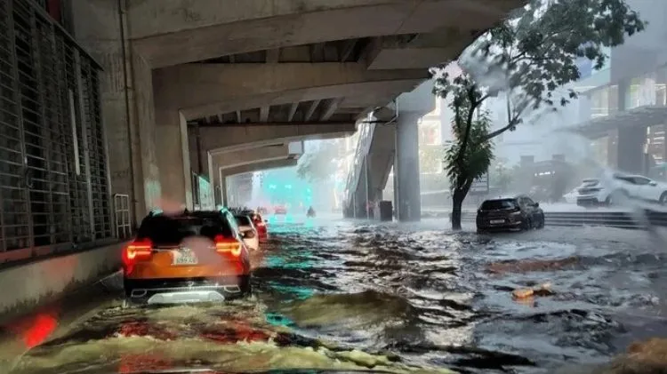 Xe đi mưa ngập xong cần kiểm tra những gì? Nếu bỏ qua sẽ hỏng nặng động cơ và hệ thống điện